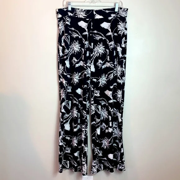 White House Black Market Floral Wide Leg Pants in
Midnight Bloom - Picture 3 of 8
